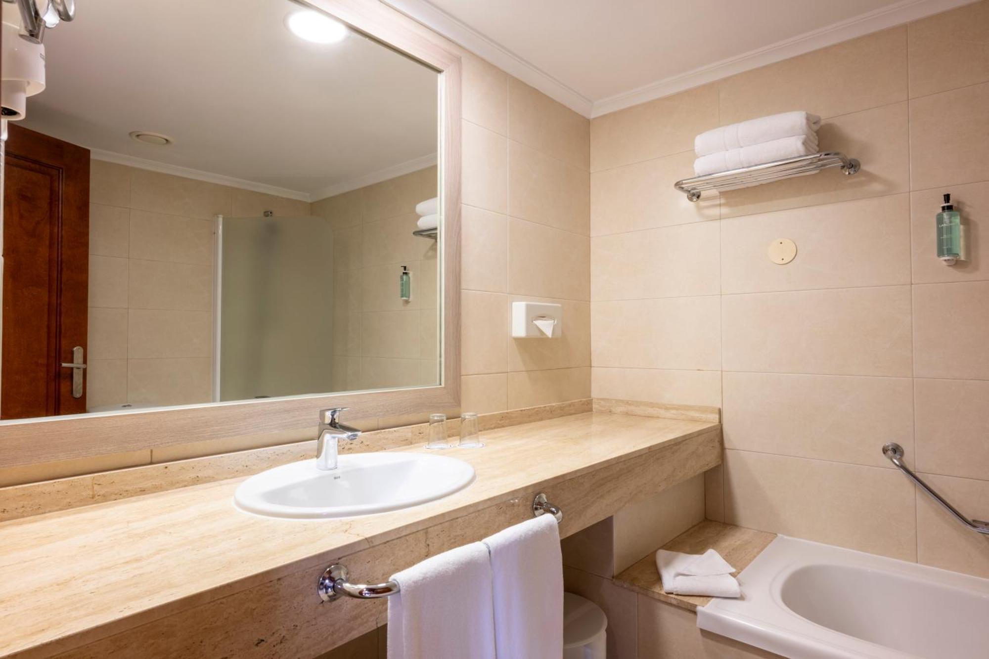 Landmar Costa Gigantes Hotel 4*